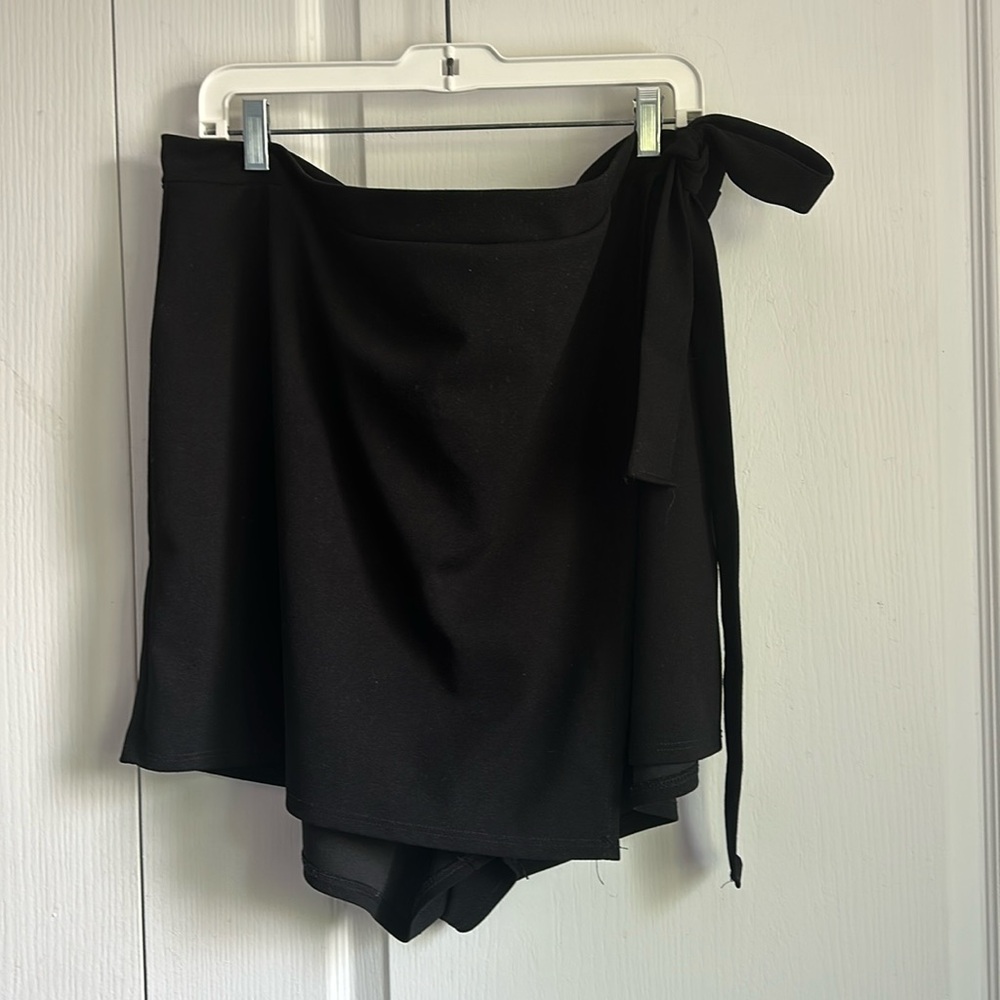 Black skort